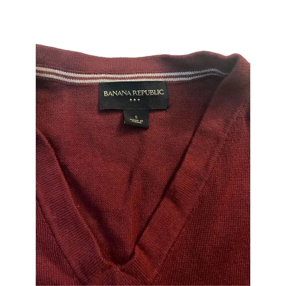 BANANA REPUBLIC V NECK SWEATER